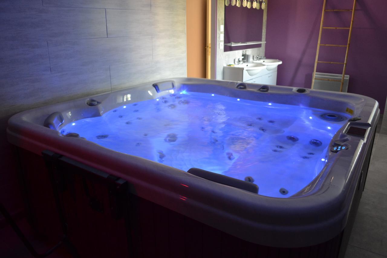 Au Coeur Du Bien-Etre, Chalet Avec Piscine Chauffee Et Couverte, Spa, Sauna, Massages Monteaux Eksteriør billede